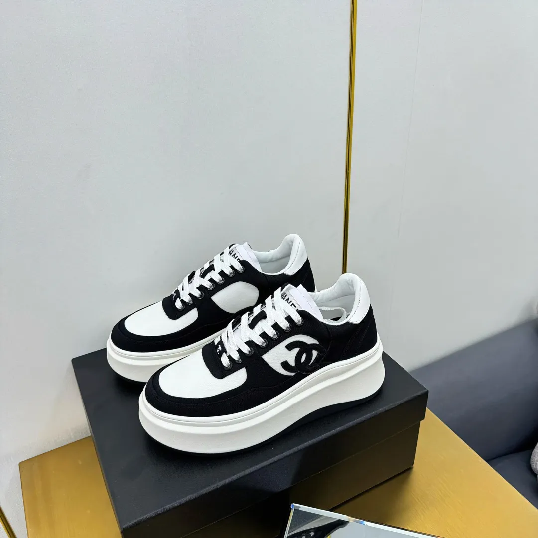 👟👟Ex-factory price 600👟👟 Upgraded version, upgraded version, upgraded version! No rebuttal accepted! ! ! ! Chanel Chanel panda shoes! 2025 counter's top casual sports shoes. This classic design; the upper is electro-embroidered with a variety of techniques; the outsole is fashionable and sporty; the unusual inclusion of a variety of color matching elements... The diversified mix and match is very good-looking and versatile, and can be used for leisure, fashion, sports, and outdoor... ꫛꫀꪝ Go➫ Materials: ❶Upper made of: original imported first-layer silk cowhide + original waterproof cloth + original first-layer cowhide ❷Inner lining: Original Yangli+Net ❸Outsole based on: Original TPU combination outsole Counter boutique packaging complete set for women 35–41 👉 👉